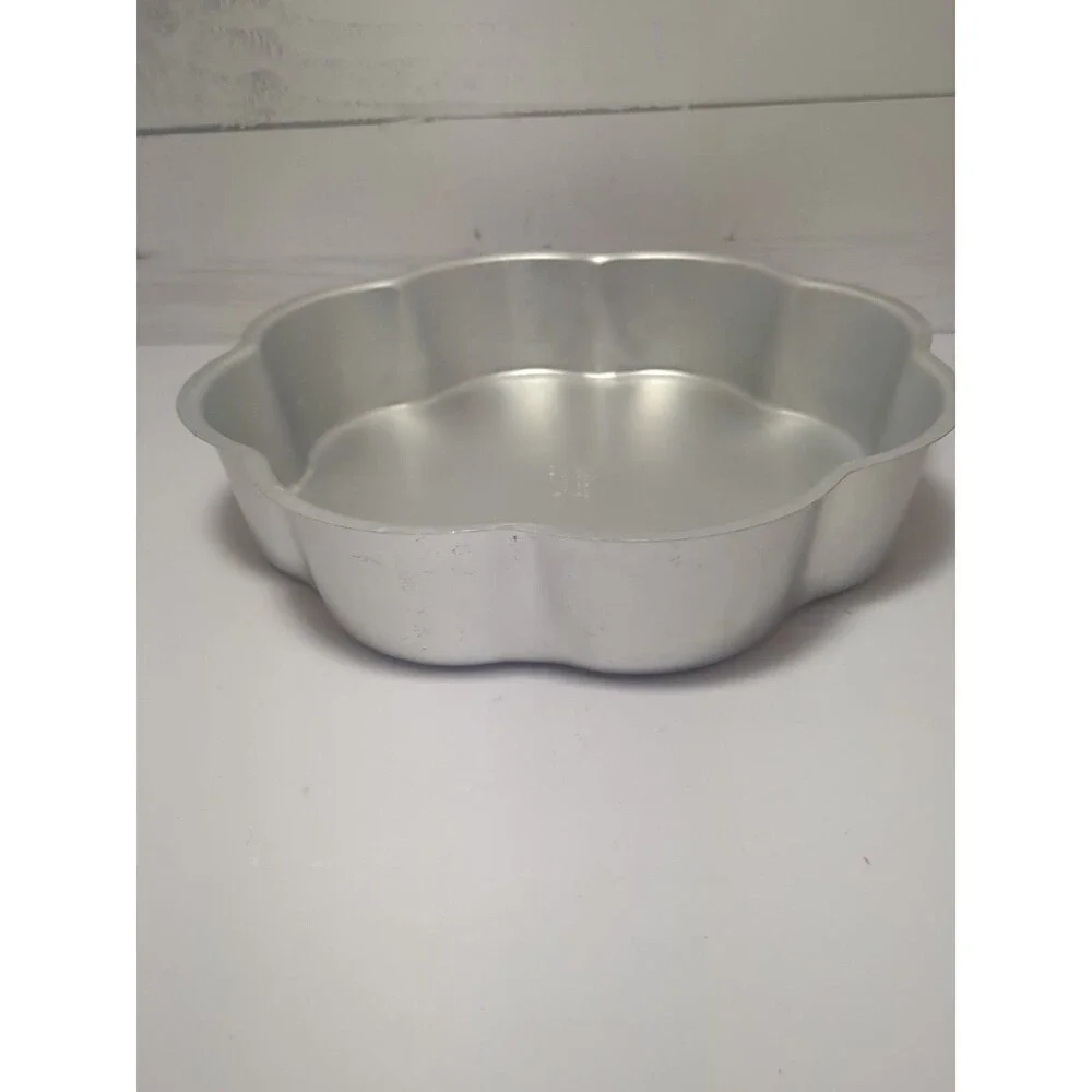 Wilton 9 Inch Flower Daisy Cake Pan 502-2146
